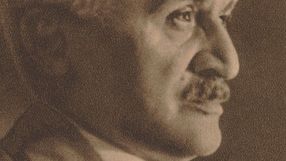 Portret mężczyzny w sepia, z wyraźnie zarysowanym profilem.