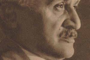 Portret mężczyzny w sepia, z wyraźnie zarysowanym profilem.