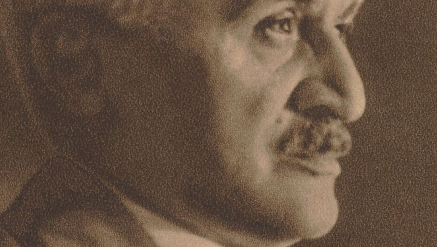 Portret mężczyzny w sepia, z wyraźnie zarysowanym profilem.