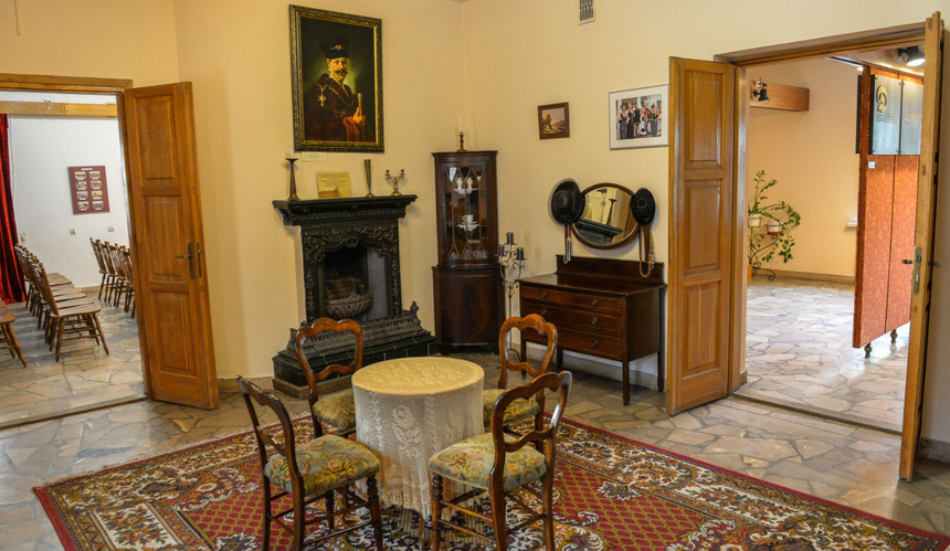 Wnętrze Muzeum Mikołaja Reja ze starymi meblami
