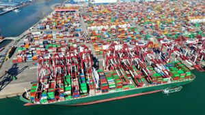 Kontenerowiec ładujący towar w porcie w Qingdao