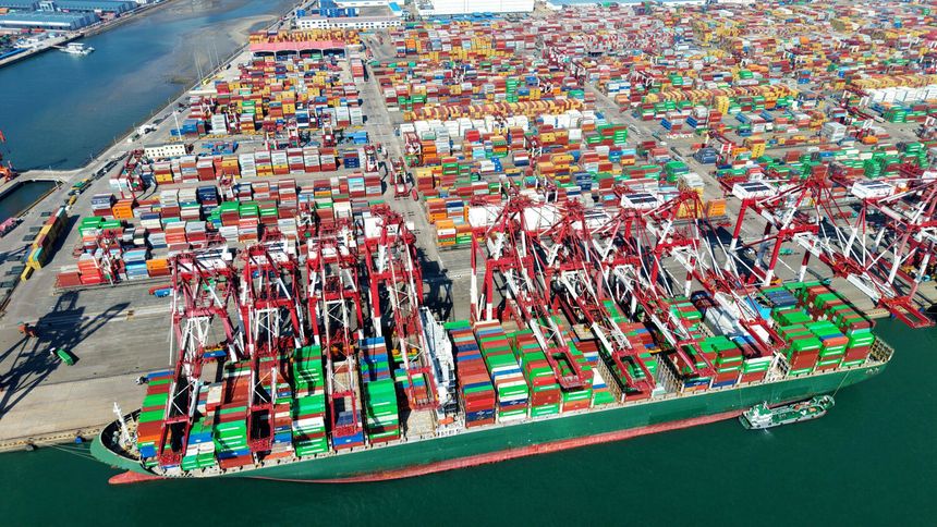 Kontenerowiec ładujący towar w porcie w Qingdao