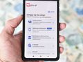 Smartfon w dłoni z ekranem logowania do usług e-administracji w Polsce. Tło to pieniądze.