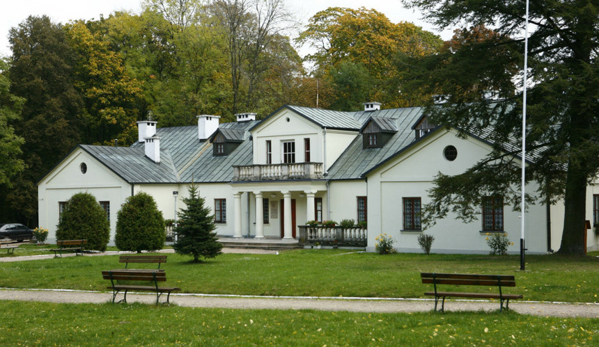 Biały dworek w parku