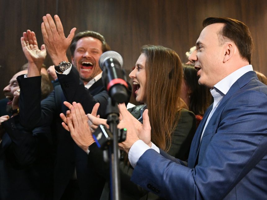 Łukasz Gibała (pierwszy z prawej) w swoim sztabie w wieczór wyborczy