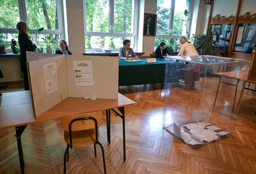 Glosowanie w lokalach wyborczych