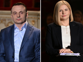 Dwoje ludzi w eleganckich strojach siedzi obok siebie, w tle widać zarys sceny.