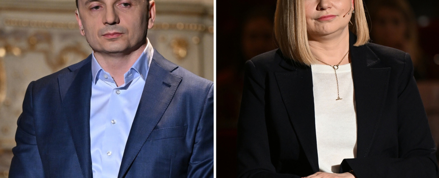 Dwoje ludzi w eleganckich strojach siedzi obok siebie, w tle widać zarys sceny.
