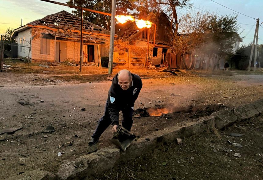 Co najmniej cztery osoby zginęły, a kilkadziesiąt w wyniku rosyjskich ataków na miasta i miejscowości w Ukrainie [zdjęcie ilustracyjne z ataków 26 września 2026 roku]