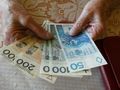 seniorka cieszy się 14. emeryturą