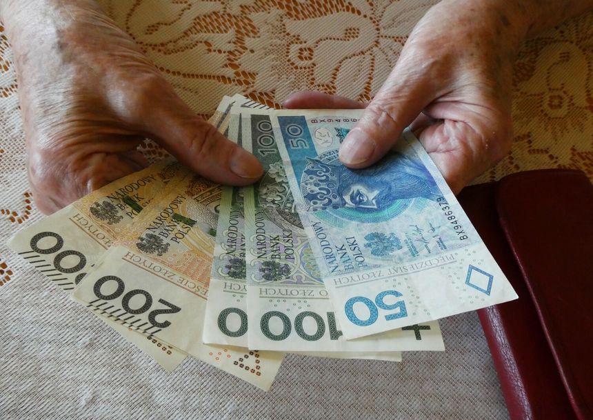 seniorka cieszy się 14. emeryturą