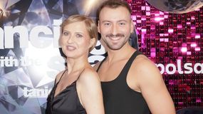 Na zdjęciu Izabela Kuna w stroju tanecznym, pozująca przed kolorowym tle.