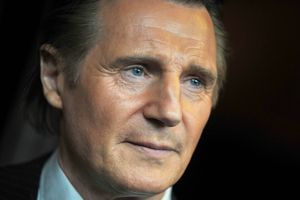 Mężczyzna z jasnymi włosami i niebieskimi oczami, patrzący w stronę obiektywu.