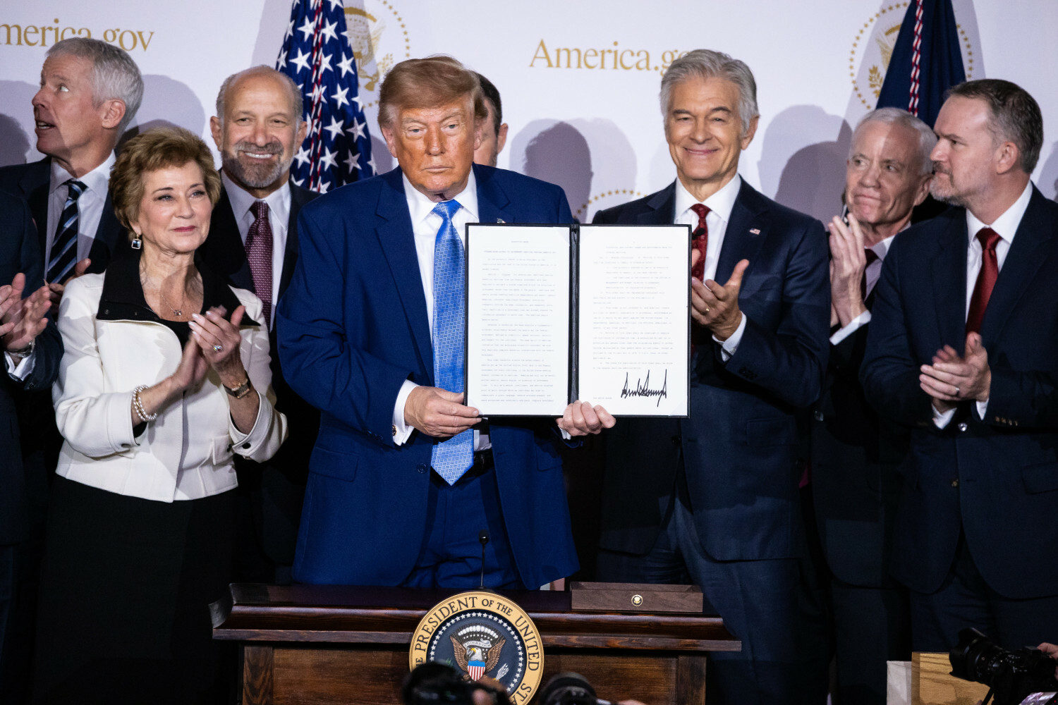Trump i giganci technologiczni podpisali „konstytucję” superinteligencji