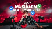 Mężczyzna trzyma słuchawkę w telefonie, siedząc przy biurku radiowym z mikrofonami.