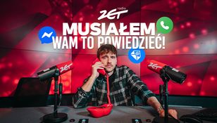 Mężczyzna trzyma słuchawkę w telefonie, siedząc przy biurku radiowym z mikrofonami.