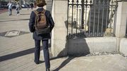 Student idący na uczelnię
