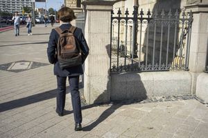 Student idący na uczelnię