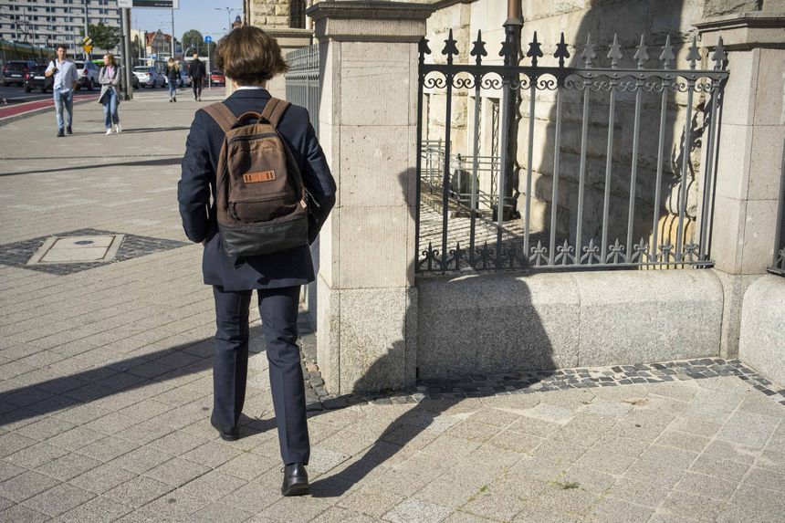 Student idący na uczelnię