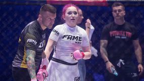 Marta Linkiewicz w białej odzieży, w różowych rękawicach, w ringu z trenerem.