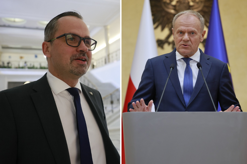 Na zdjęciu dwóch mężczyzn: po lewej Marcin Horała, po prawej Donald Tusk podczas przemówienia.