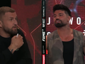 Marcin Wrzosek i Paweł Tyburski na tle kolorowego tła, w casualowych ubraniach.