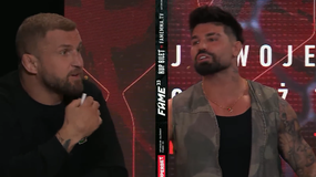 Marcin Wrzosek i Paweł Tyburski na tle kolorowego tła, w casualowych ubraniach.
