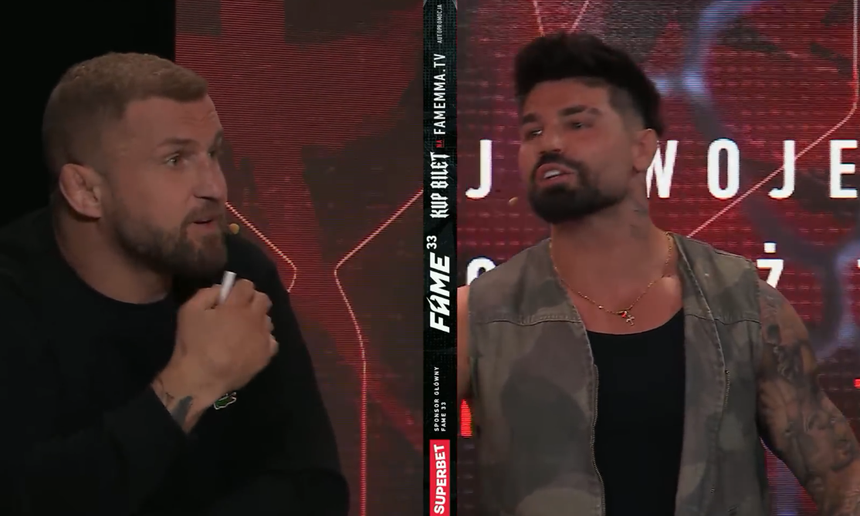 Marcin Wrzosek i Paweł Tyburski na tle kolorowego tła, w casualowych ubraniach.