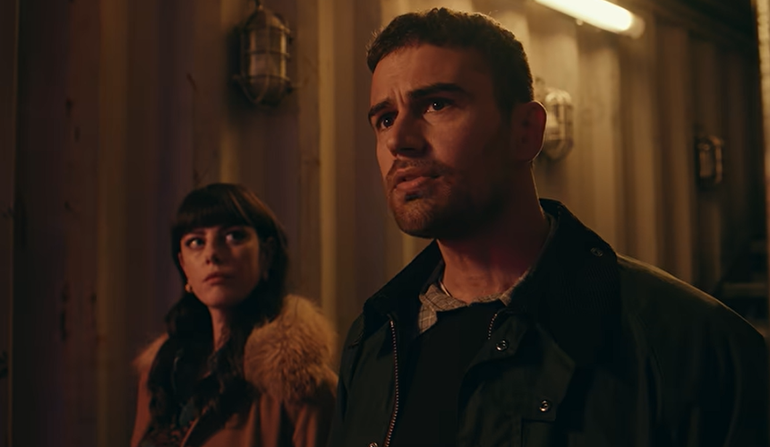 Theo James i Kaya Scoledario w serialu „Dżentelmeni”