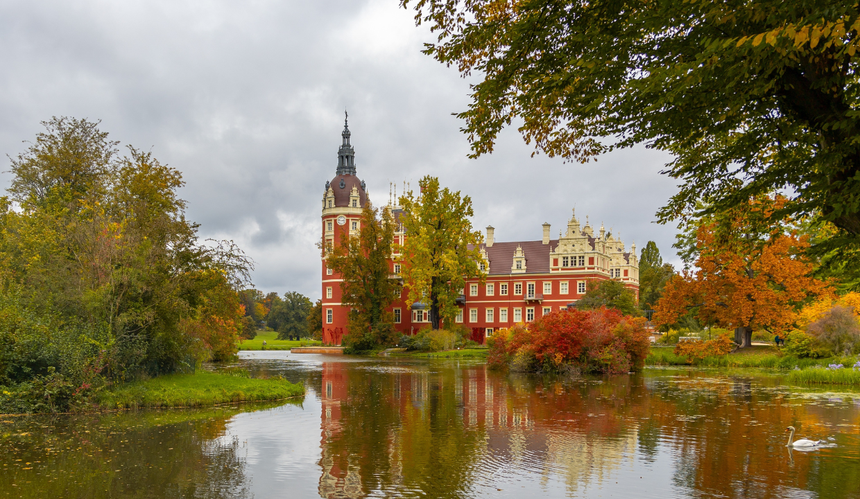 Nowy Zamek w Parku Mużakowskim nad wodą