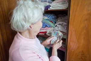 seniorka liczy emeryturę