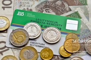 Na zdjęciu widoczna legitymacja emeryta-rencisty oraz monety i banknoty w polskich złotych.