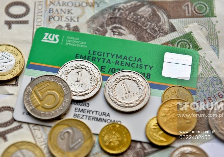 Na zdjęciu widoczna legitymacja emeryta-rencisty oraz monety i banknoty w polskich złotych.