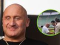 Marcin Najman z uśmiechem stoi obok zdjęcia z boiska piłkarskiego.