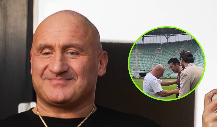 Marcin Najman z uśmiechem stoi obok zdjęcia z boiska piłkarskiego.