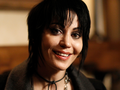 Joan Jett w 2010 roku. Na zdjęciu uśmiechnięta kobieta o ciemnych, krótkich włosach, w casualowym stroju.
