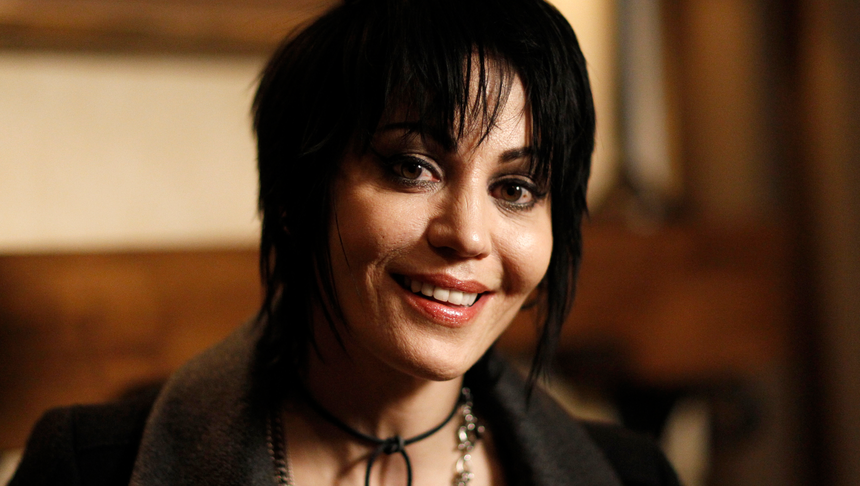 Joan Jett w 2010 roku. Na zdjęciu uśmiechnięta kobieta o ciemnych, krótkich włosach, w casualowym stroju.