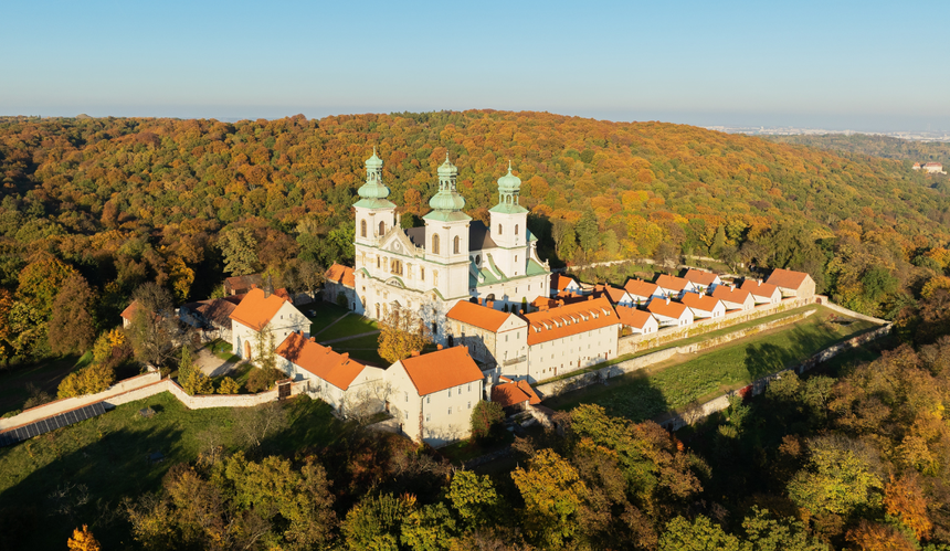 Klasztor na Srebrnej Górze w Krakowie z wieżami kościelnymi wśród lasu