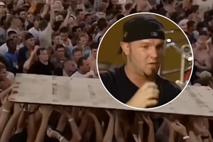 Limp Bizkit na Woodstocku 1999. Mężczyzna w czapce mówi do mikrofonu, w tle tłum unoszący ręce z kawałkiem drewna.