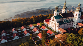 Klasztor na Srebrnej Górze z domkami pustelniczymi
