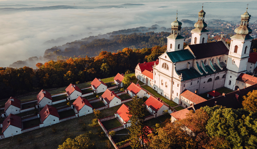 Klasztor na Srebrnej Górze z domkami pustelniczymi