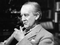J. R. R. Tolkien palący fajkę