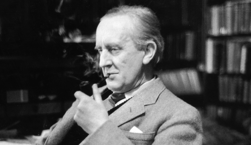 J. R. R. Tolkien palący fajkę