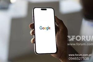 Na zdjęciu widać rękę trzymającą telefon z otwartą stroną Google. Tło rozmyte.
