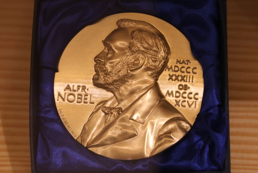 Medal Nobla z wizerunkiem Alfreda Nobla, umieszczony w eleganckim etui.