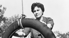 Harper Lee opierająca się o huśtawkę z opony
