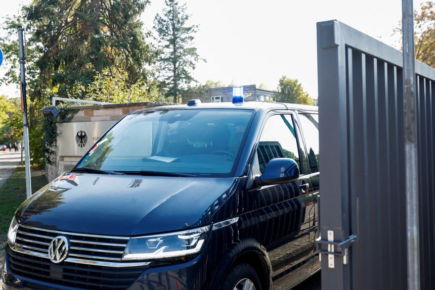 Policja doprowadza Augusta Hanninga do aresztu