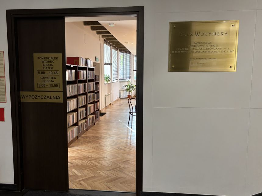Tablica zastąpiła inną, upamiętniającą ukrywanie obrazów Matejki