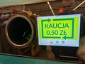 Na zdjęciu widoczny automat do zwrotu butelek z wyświetlaczem informującym o kaucji 0,50 zł.