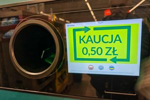 Na zdjęciu widoczny automat do zwrotu butelek z wyświetlaczem informującym o kaucji 0,50 zł.